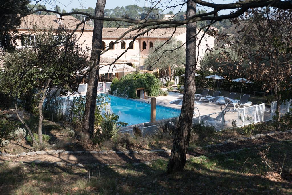 Logis Hostellerie De L'Abbaye Le Thoronet Exteriör bild