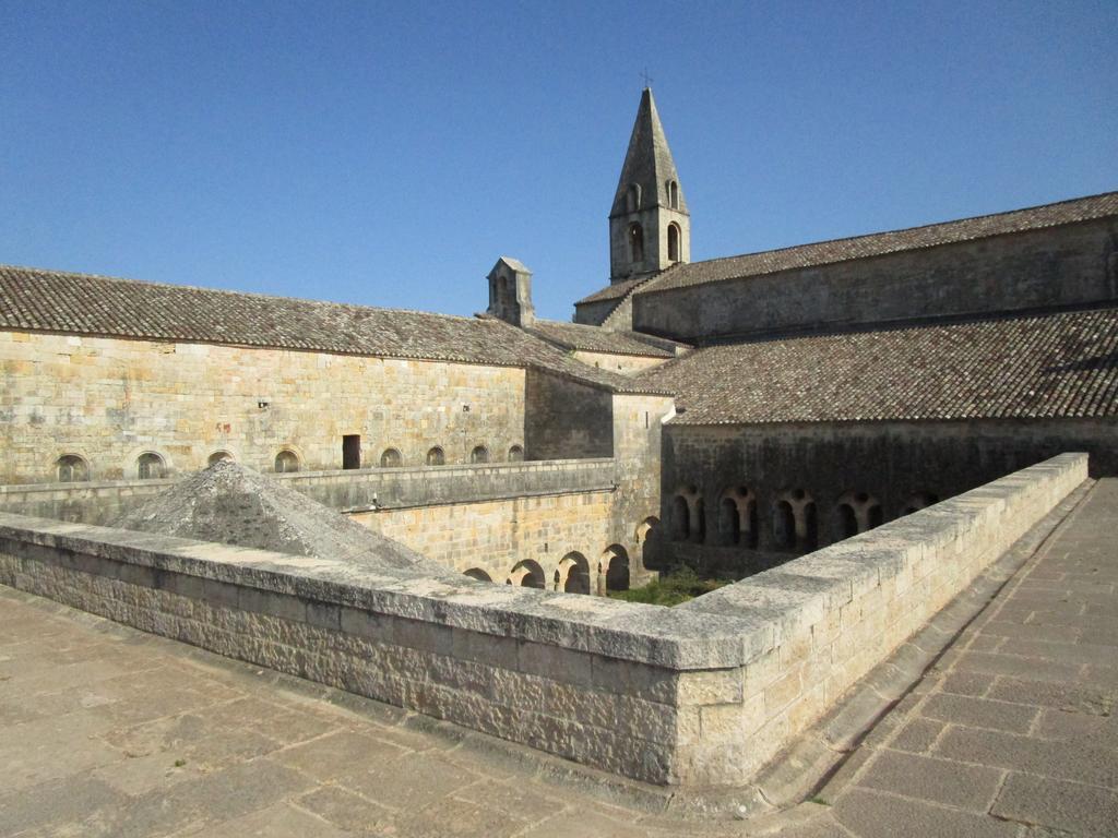 Logis Hostellerie De L'Abbaye Le Thoronet Exteriör bild