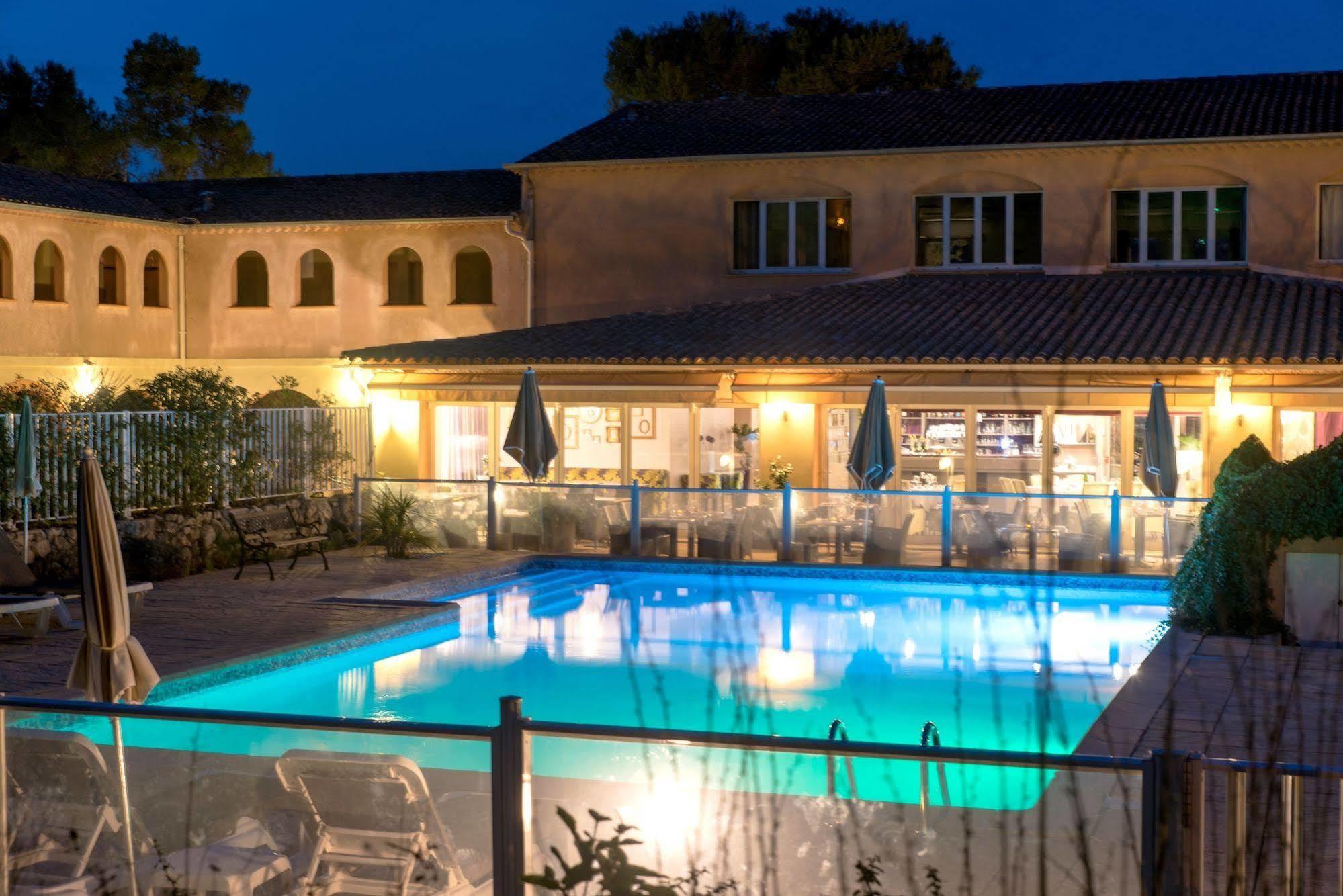 Logis Hostellerie De L'Abbaye Le Thoronet Exteriör bild